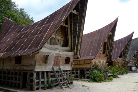 Trekking vers des maisons traditionnelles des Batak-Toba au nord de Sumatra