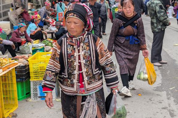 Randonnée vers une femme Yi dans le marché de Tianpeng au sud-est du Yunnan