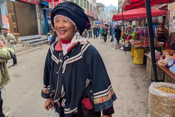 Voyage vers une femme Yi du sud-est Yunnan dans le marché de Tianpeng