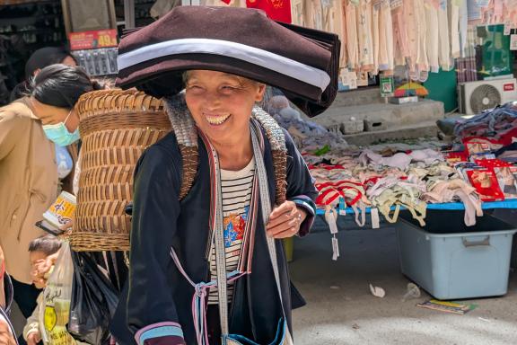 Trek vers une femme Miao Pian dans un marché de la région de Longlin au Guangxi