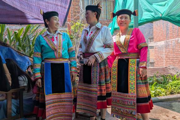 Rencontre de femmes Miao de feu dans la région de Wangmo au sud-ouest du Guizhou
