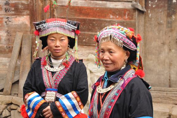 Randonnée vers femmes miao à coquillages au centre du Guizhou