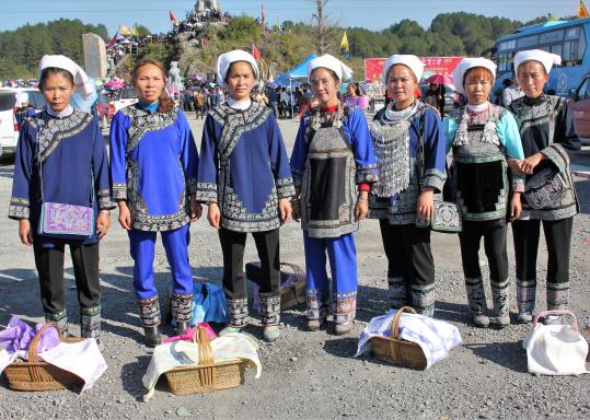 Voyage vers des femmes participant à la fete Duan des Shui au Guizhou oriental