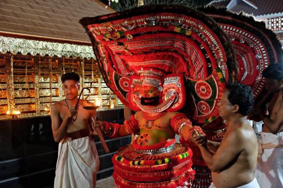 Rencontre avec un danseur de Theyyam incarnant une divinité dans la région de Kannur