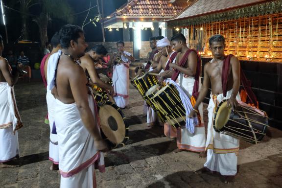 Trekking vers des musiciens lors d'une fête de Theyyam au nord du Kerala