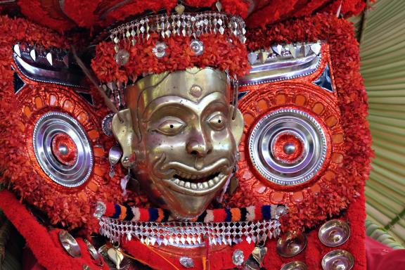 Découverte d'un masque de Theyyam lors d'une cérémonie dans la région de Kannur