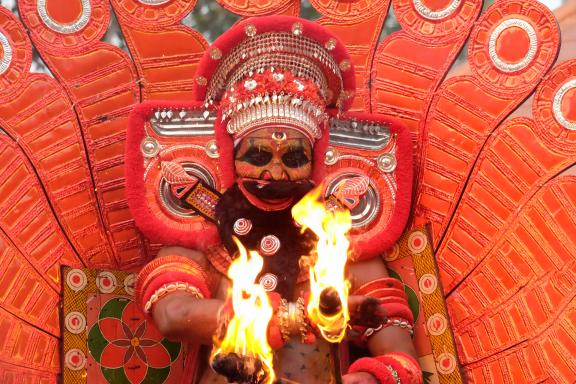Voyage vers un danseur de Theyyam maniant le feu dans la région de Kannur