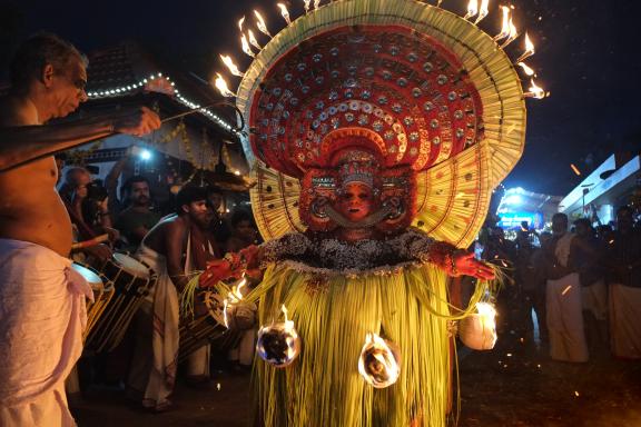 Randonnée vers une cérémonie de Theyyam nocturne dans la région de Kannurt