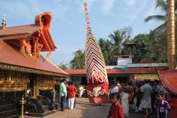 Découverte d'un masque de Theyyam s'élevant vers le ciel dans la région de Kannur