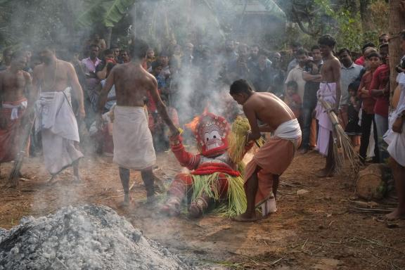 Voyage vers une cérémonie de Theyyam avec de la braise dans la région de Kannur