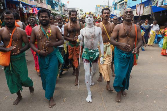 Trek avec des pèlerins tamouls en route vers le Thaipusam à Palani au Tamil Nadu
