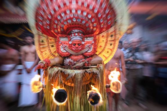 Voyage vers une danse de Theyyam avec du feu dans la région de Kannur