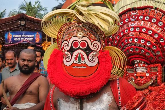 Immersion dans une cérémonie de Theyyam avec des masques au nord du Kerala