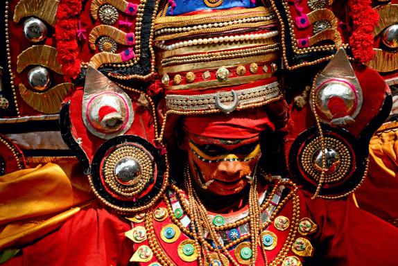 Découverte d'une parure de tête d'un danseur de Theyyam au nord du Kerala