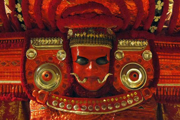 Trek vers un masque d'une cérémonie de Theyyam dans la région de Kannur