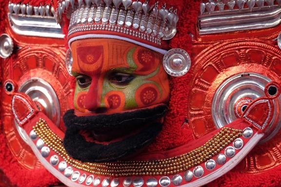 Découverte du visage d'un danseur de Theyyam au nord du kerala