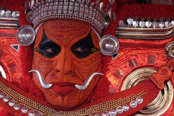 Découverte du visage grimé d'un danseur de Theyyam dans la région de Kannur