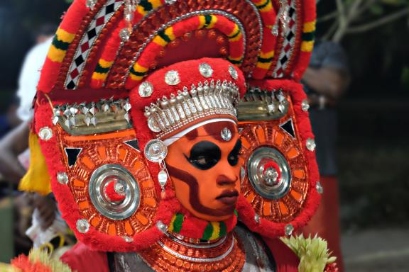 Voyage vers un danseur masqué lors d'un Theyyam au nord du Kerala