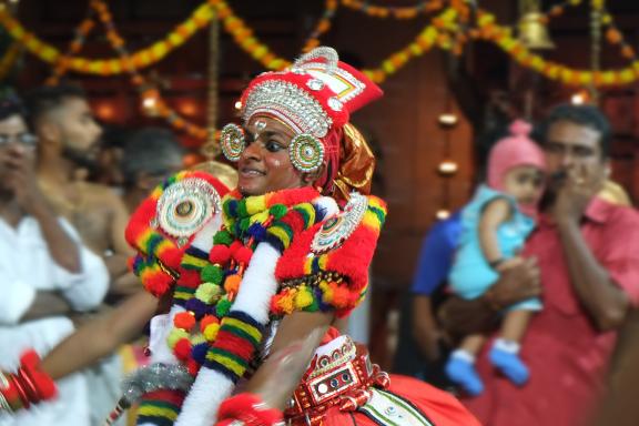 Rencontre avec un danseur incarnant une divinité lors d'un Theyyam au nord du Kerala