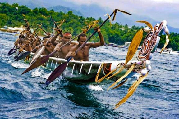 Découverte d'une pirogue participant au Kundu festival  à Alotau