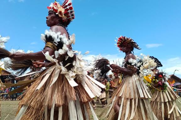 Randonnée vers des danseurs papous sur la cote orientale de l'ile de Nouvelle-Guinée