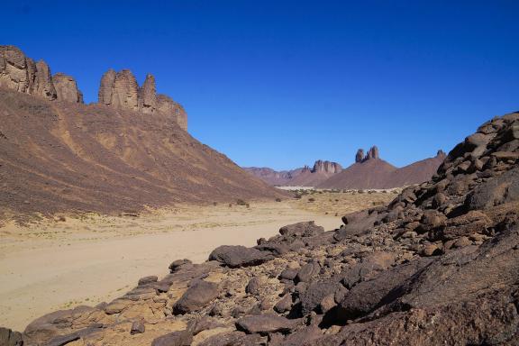 Trek le long de dunes rocheuses