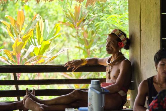 Rencontre avec un mentawaï chamane de Siberut
