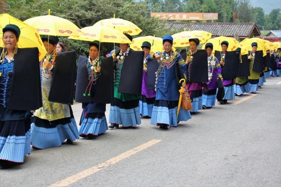Voyage vers une procession de femmes au festival des torches dans les Da Liangshan