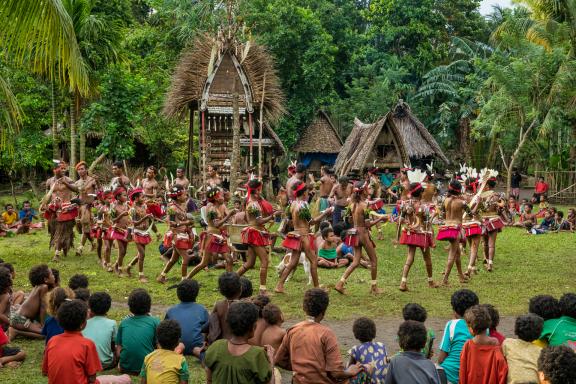 Découverte d'une danse en cercle dans un village des iles Trobriand