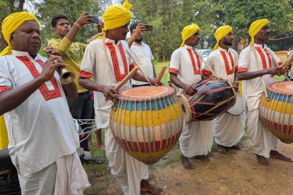 Trekking vers des musiciens lors d'une danse Chhau au Jharkhand
