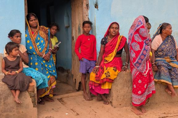 Rencontre de villageois devant leur maison au Jharkhand