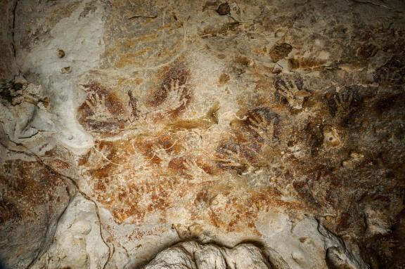 Trek vers les peintures murales de la grotte Tewet à Kalimantan en Indonésie