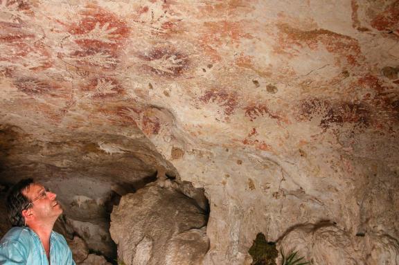 Observation de peintures murales préhistoriques dans une grotte de Kalimantan