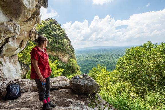 Ascension vers l'entrée d'une grotte préhistorique à Kalimantan sur l'ile de Bornéo