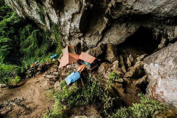 Randonnée vers le campement à l'entrée d'une grotte à Kalimantan sur l'ile de Bornéo