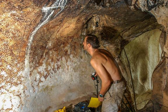Voyage vers des peintures murales dans une grotte préhistorique de Kalimantan sur l'ile de Bornéo