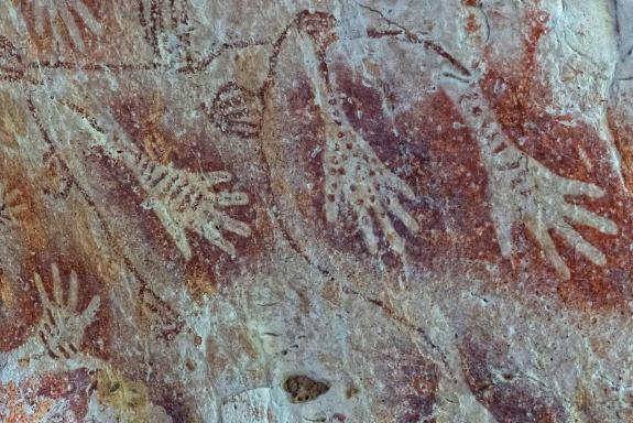 Randonnée vers des mains préhistoriques dans une grotte de Kalimantan sur l'ile de Bornéo