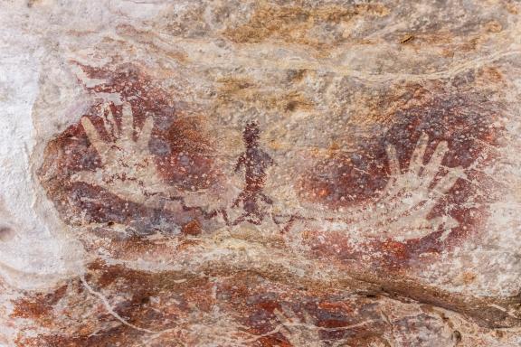 Trekking vers une peinture murale préhistorique de Gua Tewet à Kalimantan sur l'ile de Bornéo
