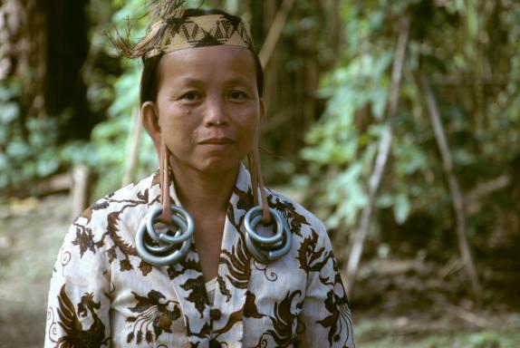 Rencontre d'une femme dayak à Kalimantan Est sur l'ile de Bornéo