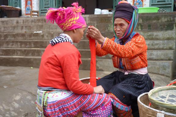 Trekking vers une femme chaman miao sur un marché du sud-est du Yunnan