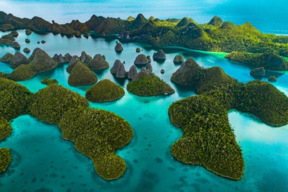 Navigation parmi les îles du côté de Wayag dans l'archipel de Raja Ampat