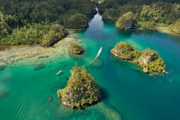Navigation parmi les îles dans l'archipel de Raja Ampat