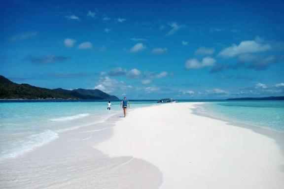 Randonnée sur une grande plage de sable blanc à Raja Ampat