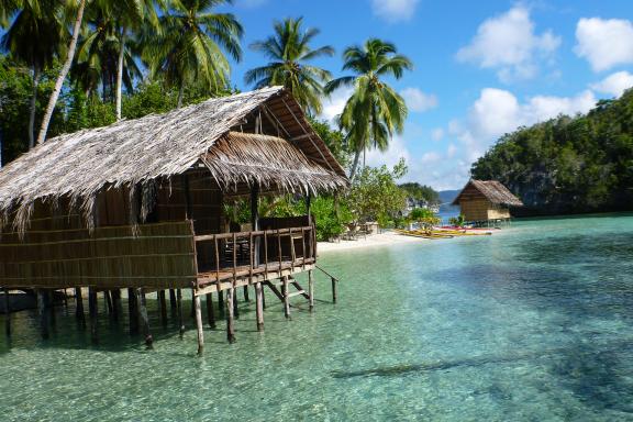 Voyage vers un homestay sur une île de l'archipel de Raja Ampat