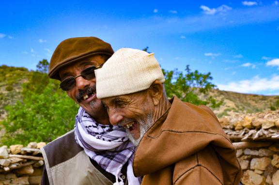 Voyage avec la rencontre joyeuse avec un berger