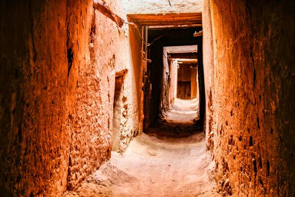 Randonnée dans un couloir d'un village à Zagora