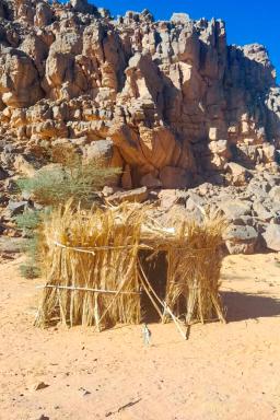 Trek près d'un abri dans l'oued Djerat