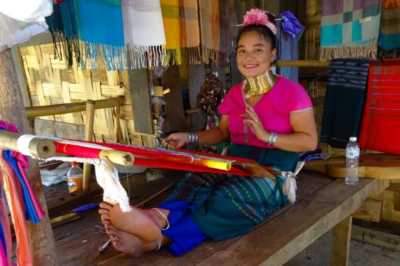 Rencontre avec une femme kayan faisant du tissage dans le village de Huay Pu Keng