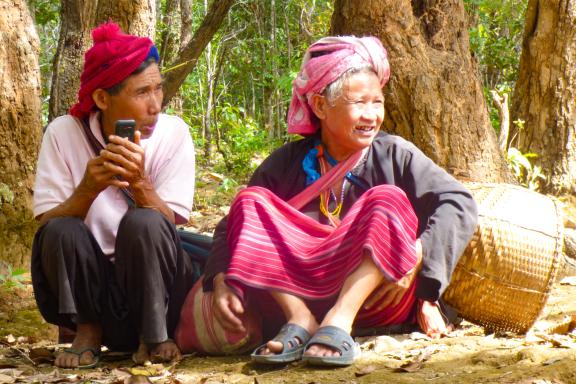 Randonnée vers un couple du peuple karen près du village de Tong Kor