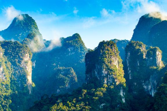 Trekking à travers les montagnes karstiques du prac de Khao Sok au sud de la Thaïlande